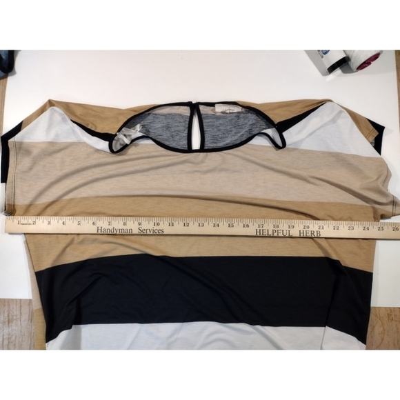 Flower & Feather color block shirt with keyhole back - Picture 5 of 10